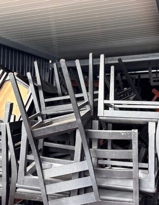 Lote 100 Cadeiras de restaurante estofadas de couro por 2000€