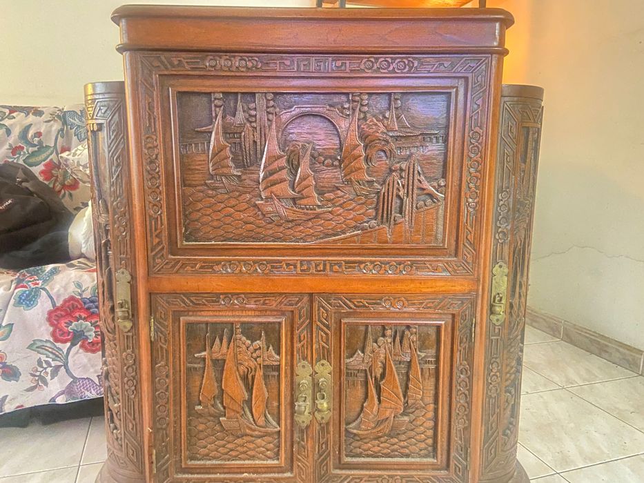 Bar Chinês de 1950 . Oferta de casal de chineses e Buda maneta.