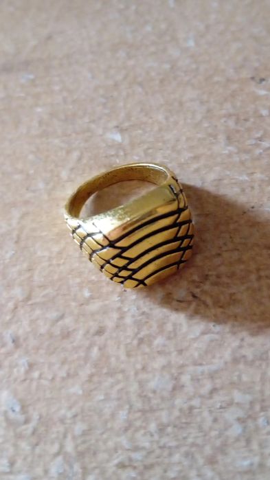 Anel dourado Libra dourada