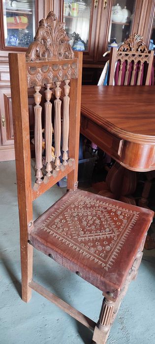 Mesa de madeira maciça com 8 cadeiras