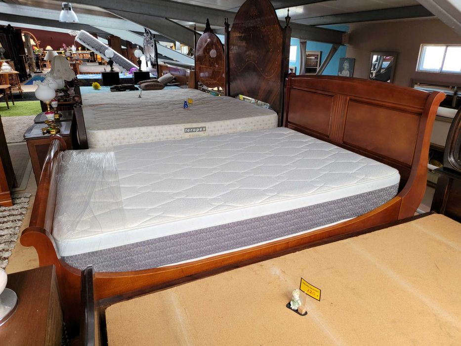 Excelente cama em madeira maciça com estrado e colchão - óptimo