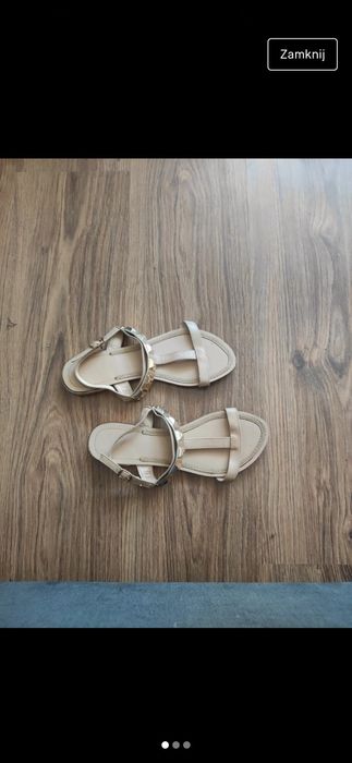 Beżowe sandałki na pasku