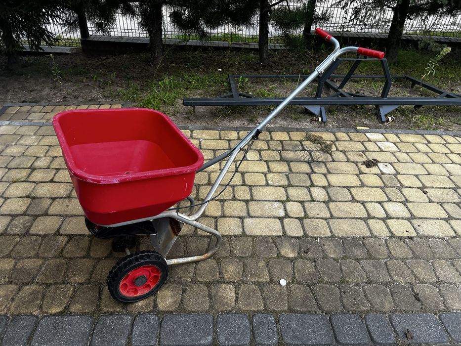 Ogrodowy rozsiewacz do trawy  nawoazu i pisaku