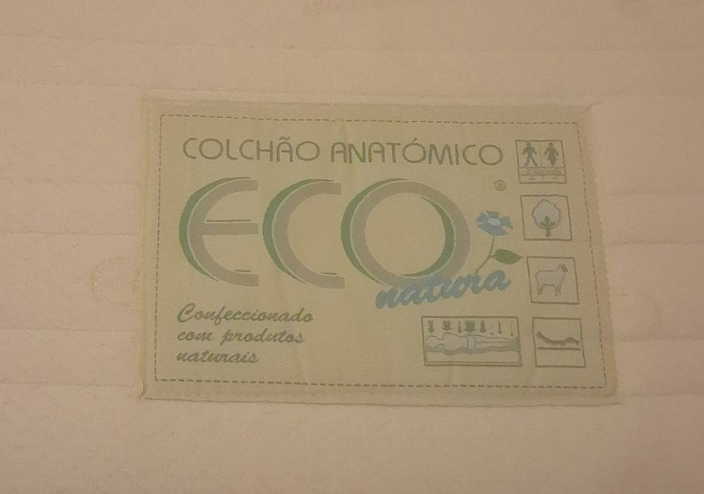 Cama casal com colchão (pequena)