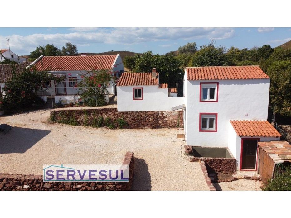 Acolhedora moradia geminada de 2 quartos, 2 anexos, totalmente reno...