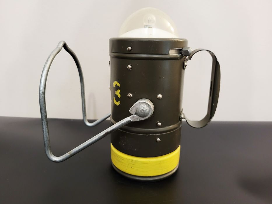 Wojskowa bunkrowa lampa Pertrix 675 z 1962 roku
