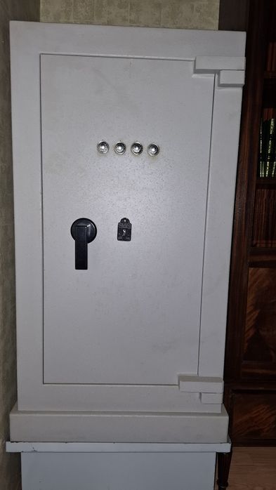 Cofre STS de grandes dimensões com chave e código