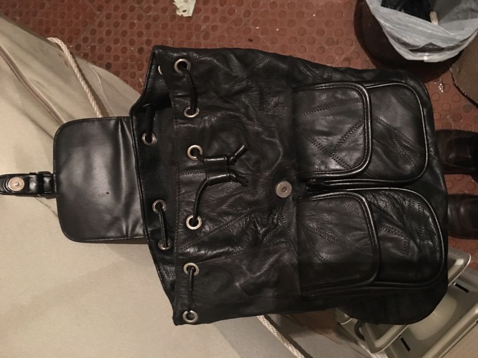 Mochila mala bolsa em pele preta