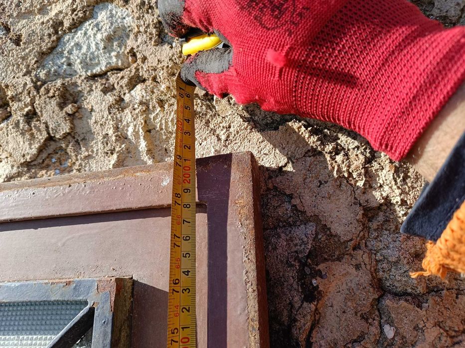 Porta de ferro com almofadas