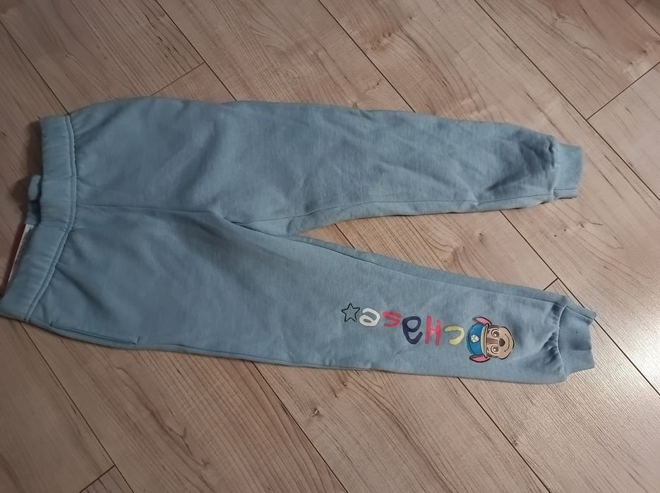 Nowe spodnie dresowe dla dziecka 122 128