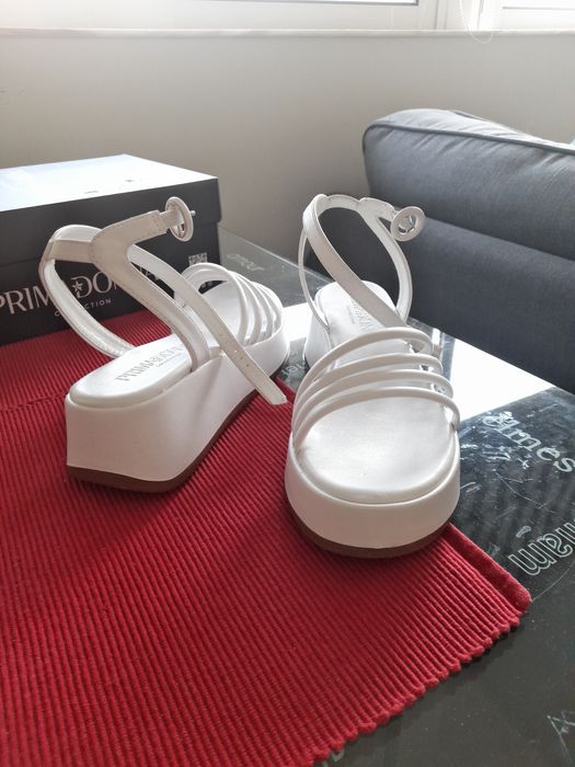 Sandálias brancas cunha