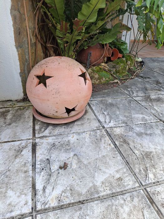 Peça decorativa de jardim em barro