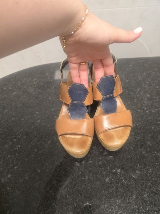 Sandália cunha em pele marca milano