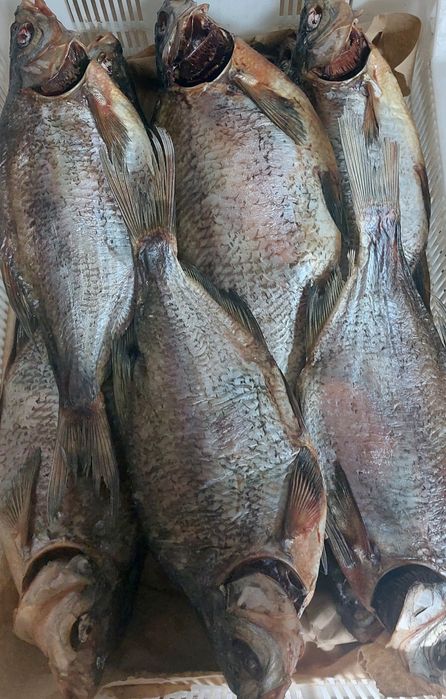 Печена риба на соломі. Риба з печі. Карась м'який.