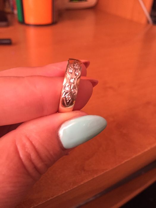 Золотое кольцо с бриллиантиками