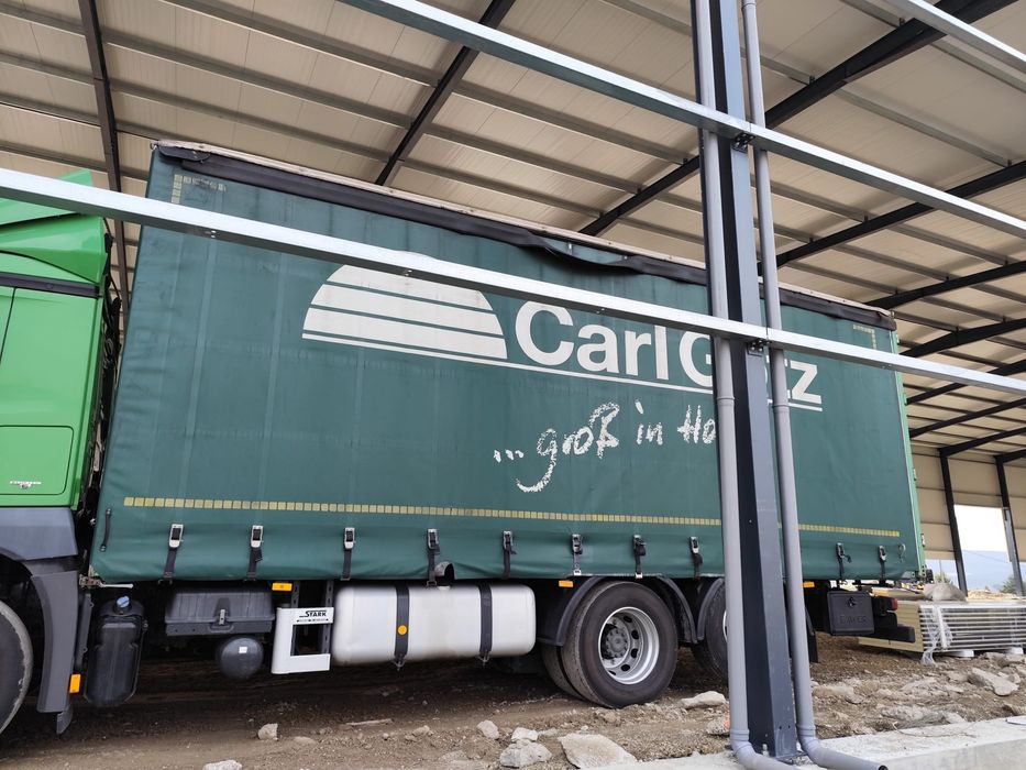 Carroçaria de camião em bom estado, medidas: 750x250x 270