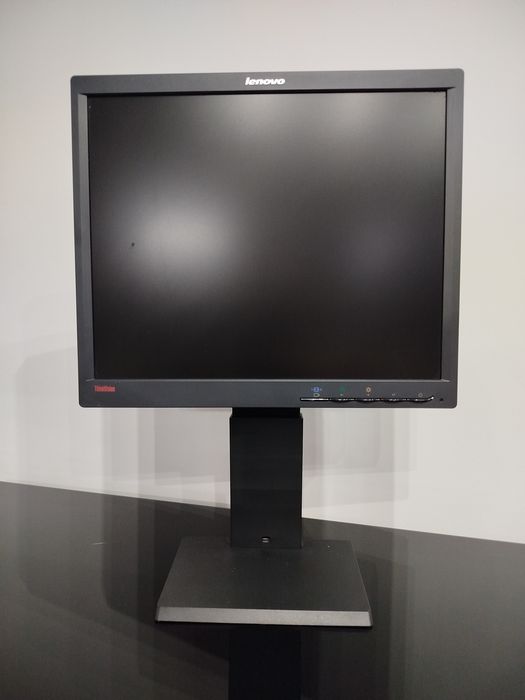 Monitor LCD  do komputera Lenovo model: L1117Pc