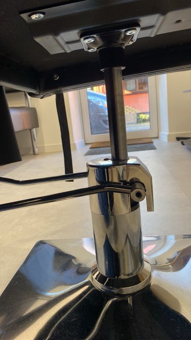 Гідравлічний підйомник для перукарського крісла