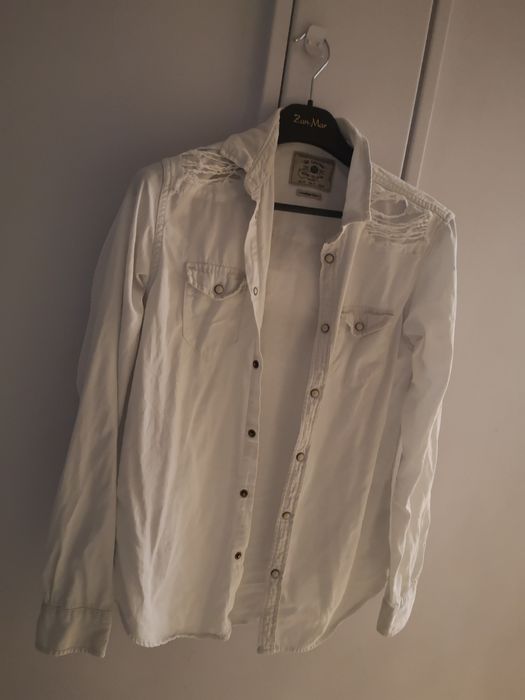 Biała dżinsowa koszula męska z długim rękawem. Rozmiar M.