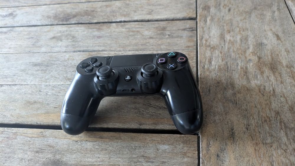 PlayStation 4 com dois comandos