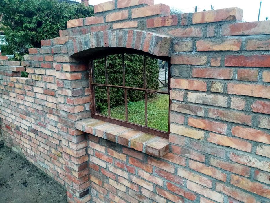 Okno metalowe, stare z łukiem u góry.