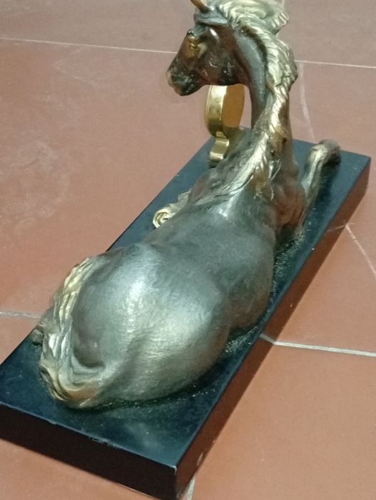 Estátua de Cavalo Deitado em Metal Pesado para decorar sala de estar