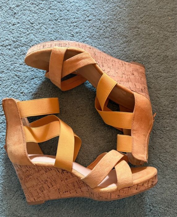 Espadryle z żółtymi paskami