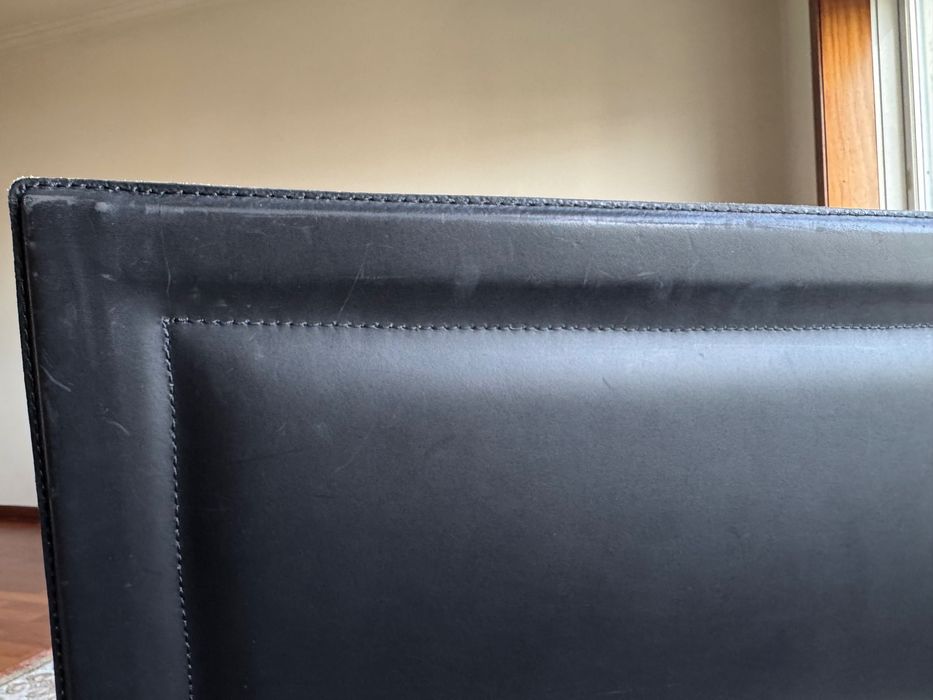 Par de cadeirões modernos — assento verde e encosto em couro preto