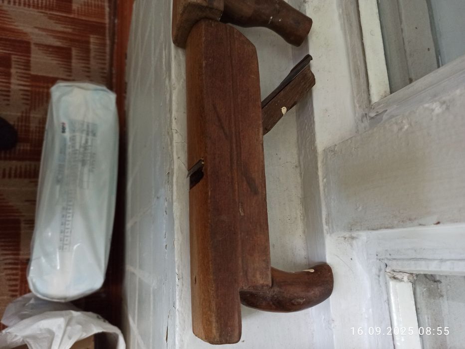 Столярний інструмент із старовинним клеймом.