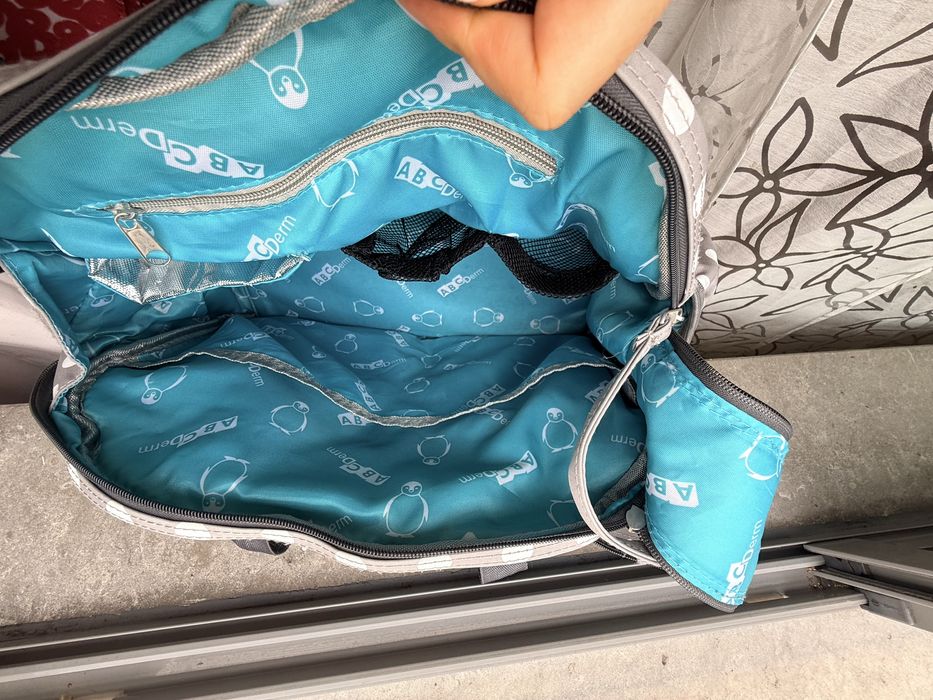 Mala de maternidade com um padrão divertido de bolinhas.