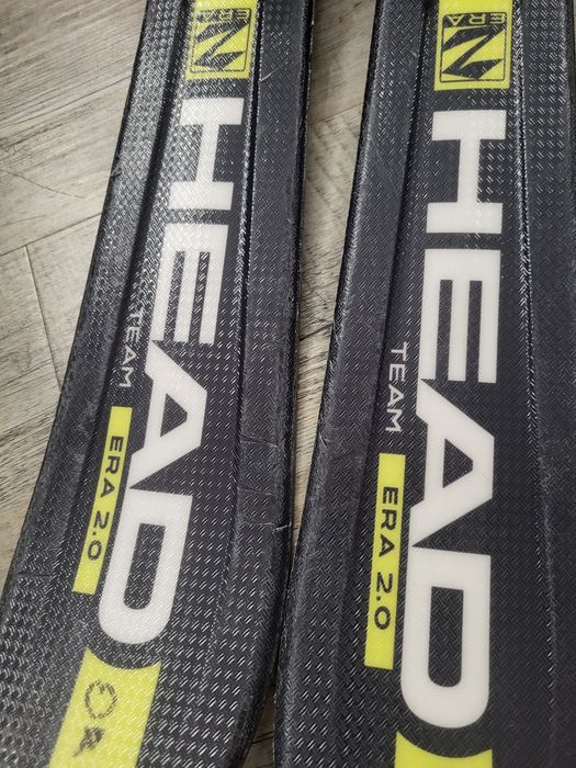 Narty zjazdowe head z butami i kaskiem