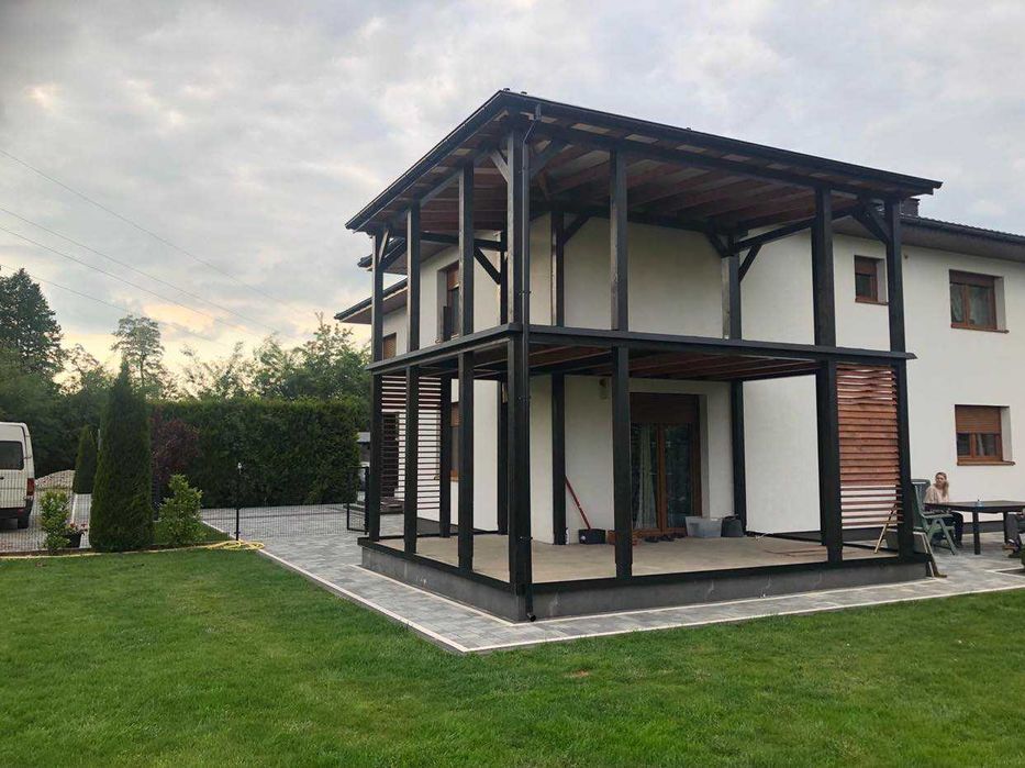 Zadaszenie balkonu taras galeria z podłogą drewnianą