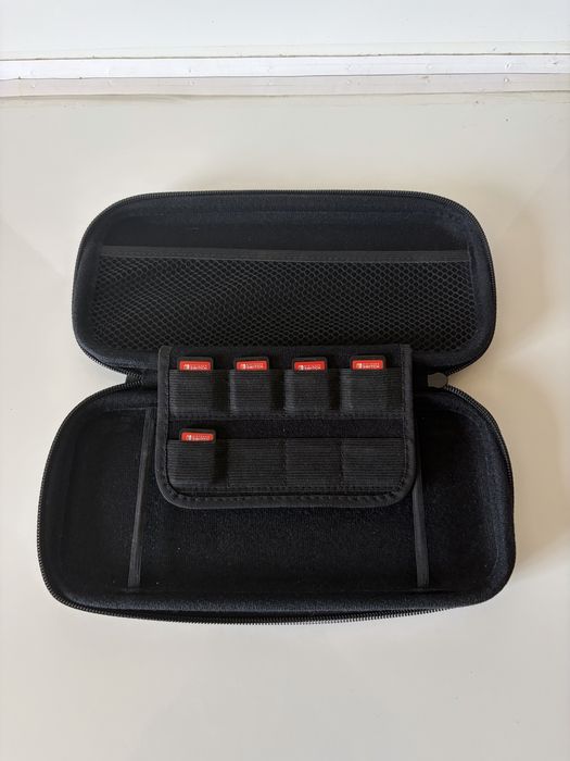 Nintendo Switch, com cartão de 128gb, caixa e cabos oficias, comando Pro Consoller e 6 jogos