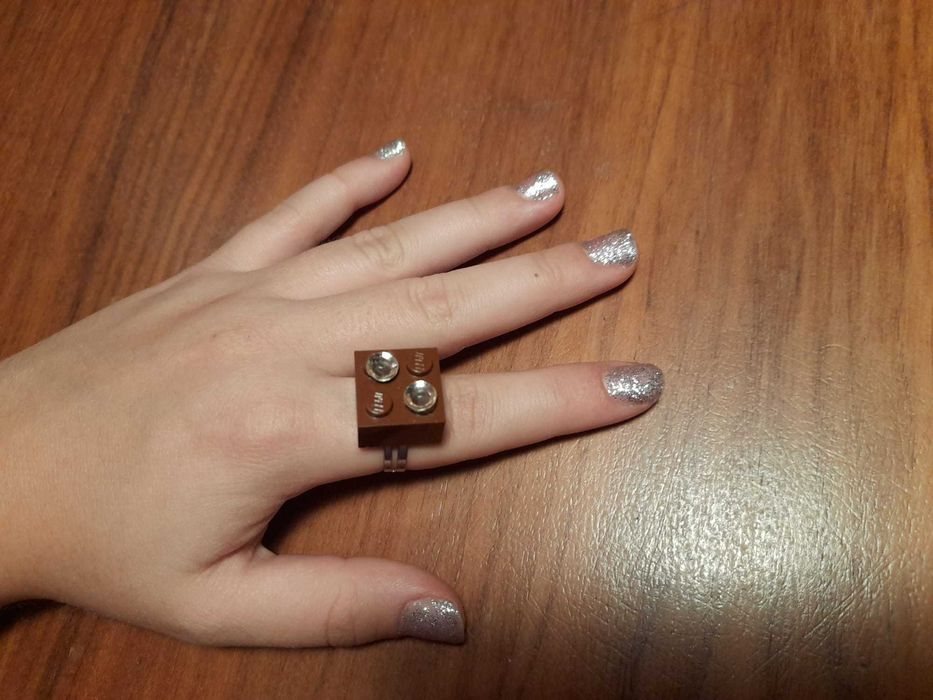 Anel com Lego e "brilhante" amovível (autocolante).Há em várias côres.