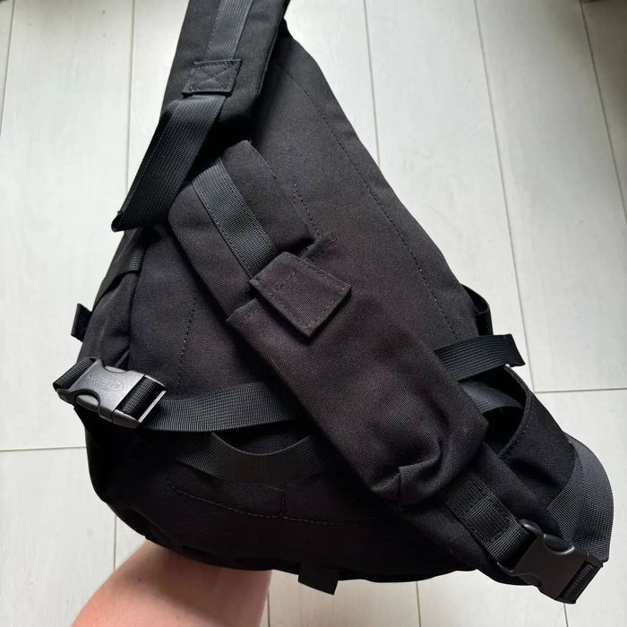 Сумка-слінг через плече Eastpak Sling 008 Black 15.5L,чорна