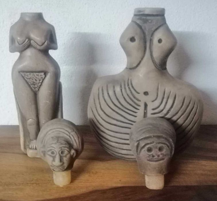 2 Antigas garrafas em cerâmica com forma feminina (origem Tunisina)