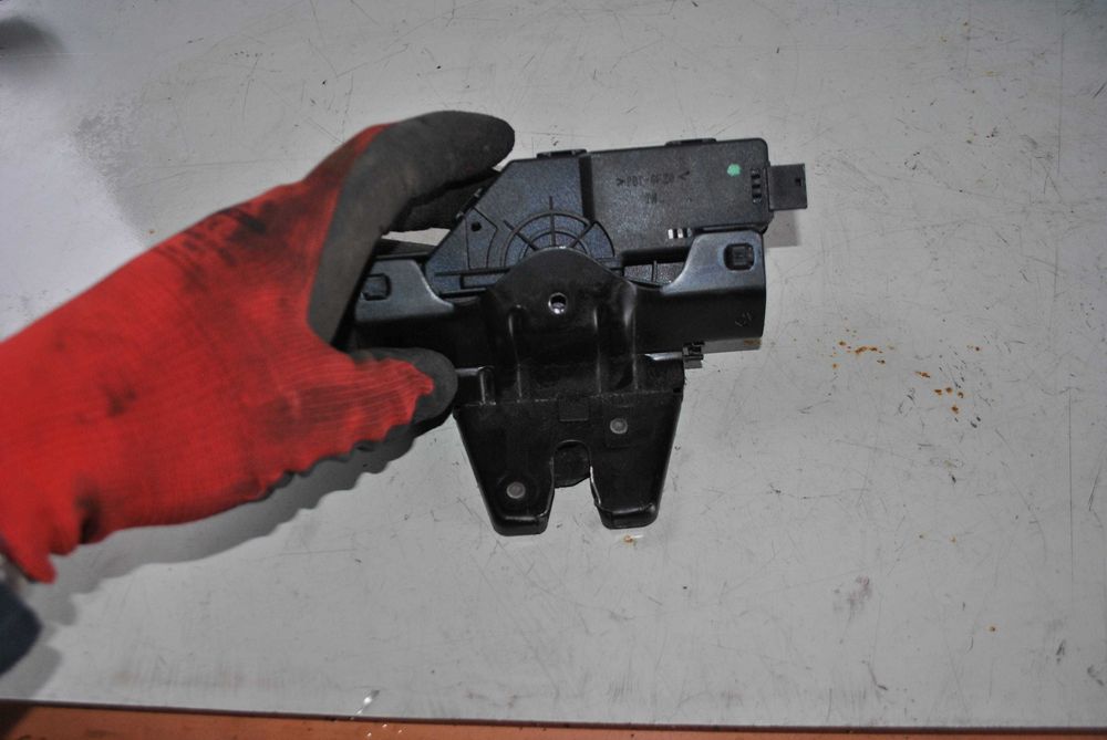 Zamek tylnej klapy Bmw 3 E46 sedan