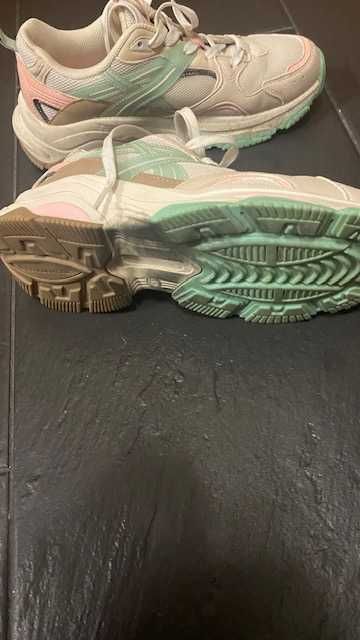 Tenis novos e confortaveis