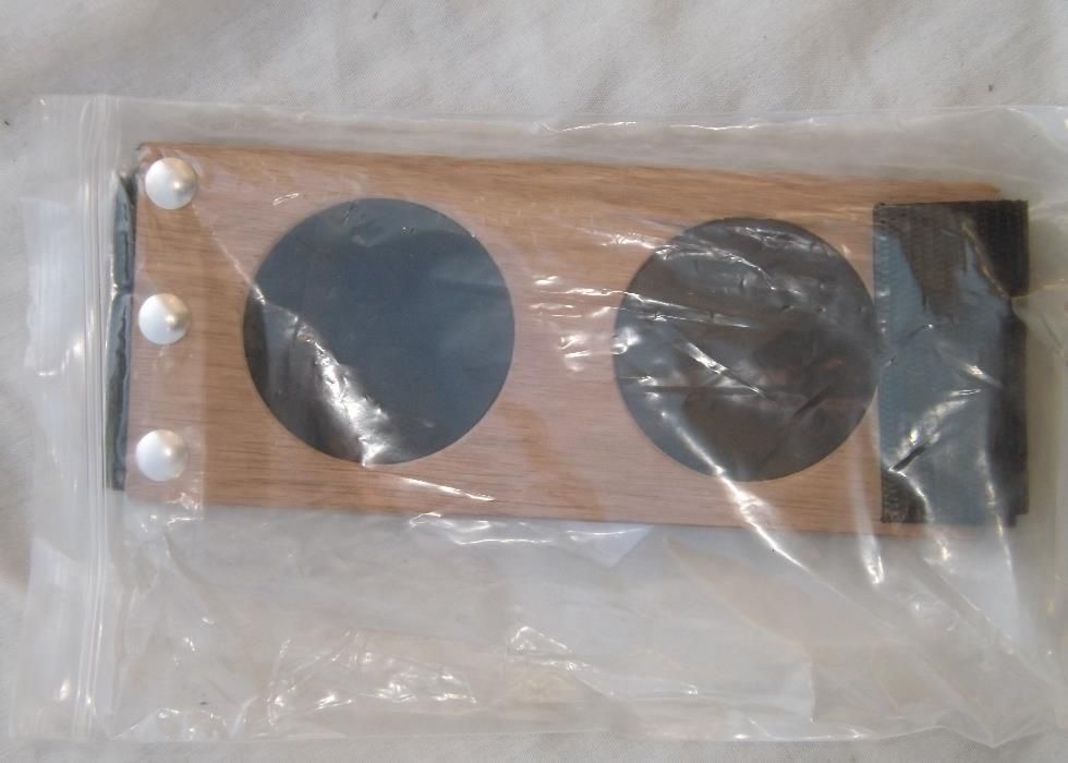 Protetor antideslizante de violoncelo em madeira