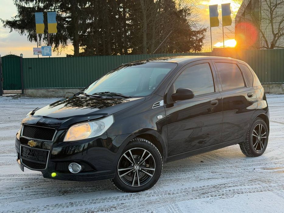 Продам Шевроле Авео куплена в автосалоні в 2010 році! Найвдаліший мотор 1.5 Газ-Бензин і автоматической коробкою передач *. пробіг 170000 т. км. * Корозії немає взагалі. Гаражне зберігання Готовий до перевірки автомобіля на будь-якому СТО на предмет тех. стан, пробіг і цілісність, ходова повністю перебрана мотор коробка без питань олії фільтра поміняні Машина просто в хорошому стані! Торг не великий! Я виставив реальну ціну за цей автомобіль!