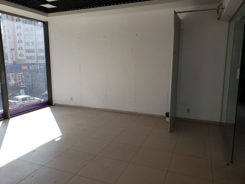 Комерційне приміщення Щептицького центральна зупинка Продаж