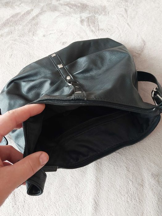 Torebka damska czarna na pasku, stan bdb, suwaki sprawne, Avon