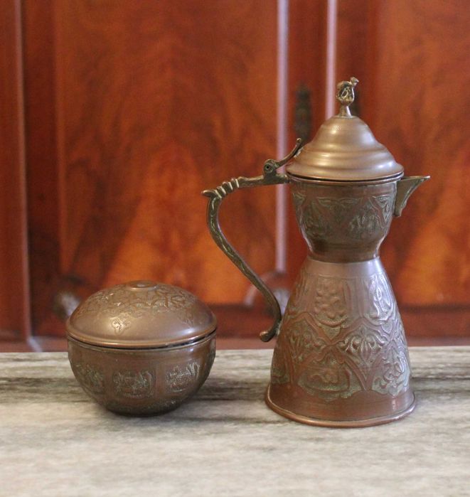 Dallah / chaleira/ cafeteira de cobre decorada com padrões ornamentais
