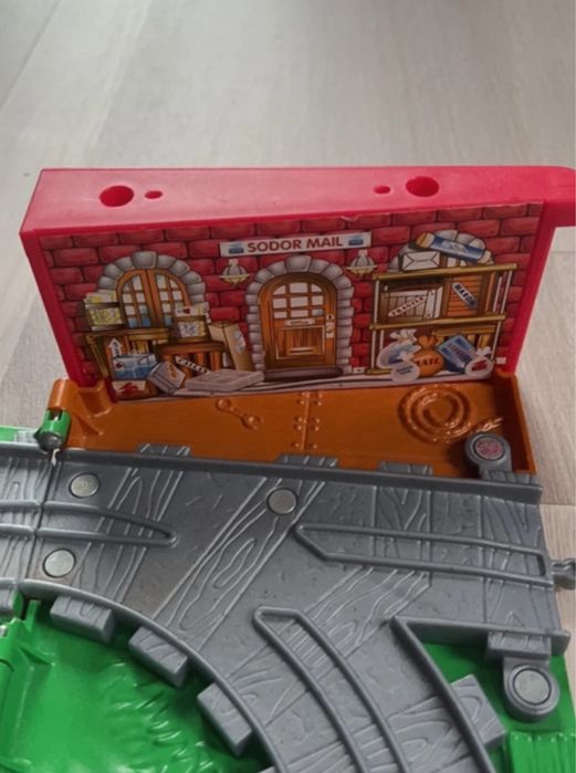 Domek, stacja pociąg tory tomek i przyjaciele kolejka walizka