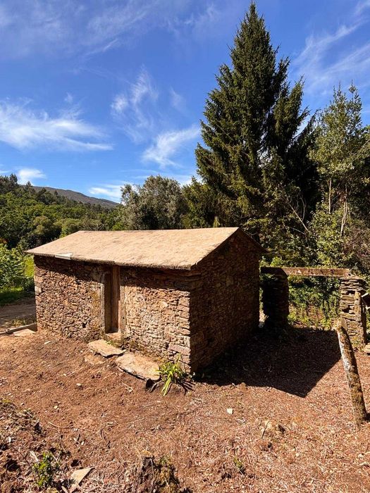 Azenha histórica com charme rústico, inserida em cenário natural único