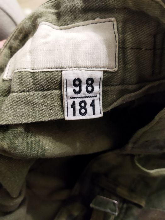 Wojskowe spodnie kolekcjonerskie kieszenie tył i przód