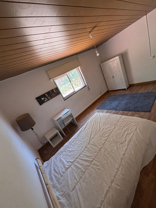 Quarto para casal em moradia isolada situado em Santa Iria da Azóia