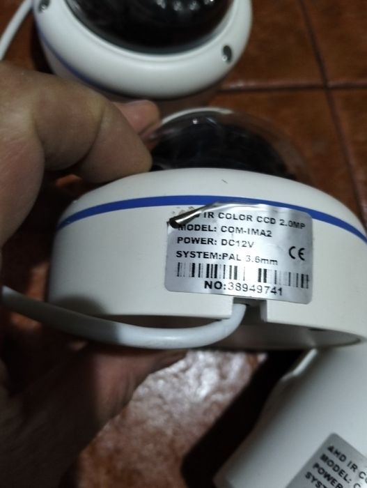 Vendo 3 câmeras de vigilância a funcionar