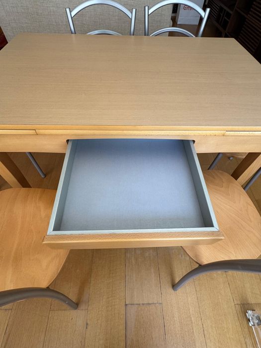 Mesa em madeira maciça com 6 cadeiras