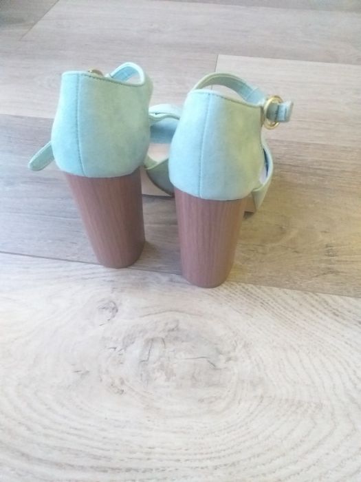 Nowe buty rozmiar 37 kolor miętowy.